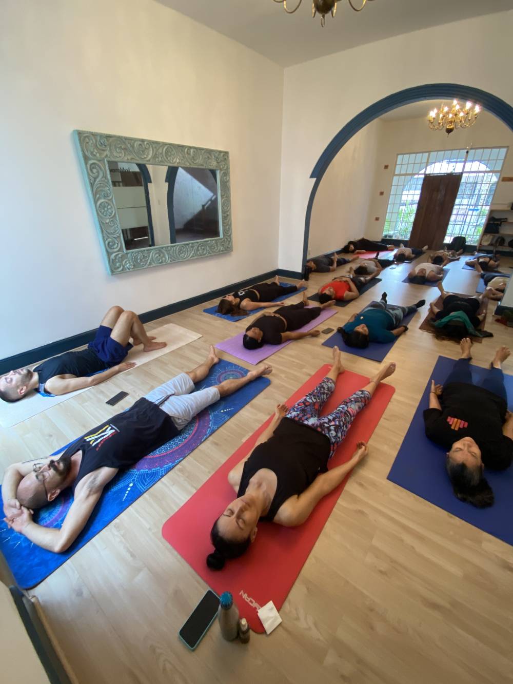 Relajación y savasana en grupo · IKY Motion Hub