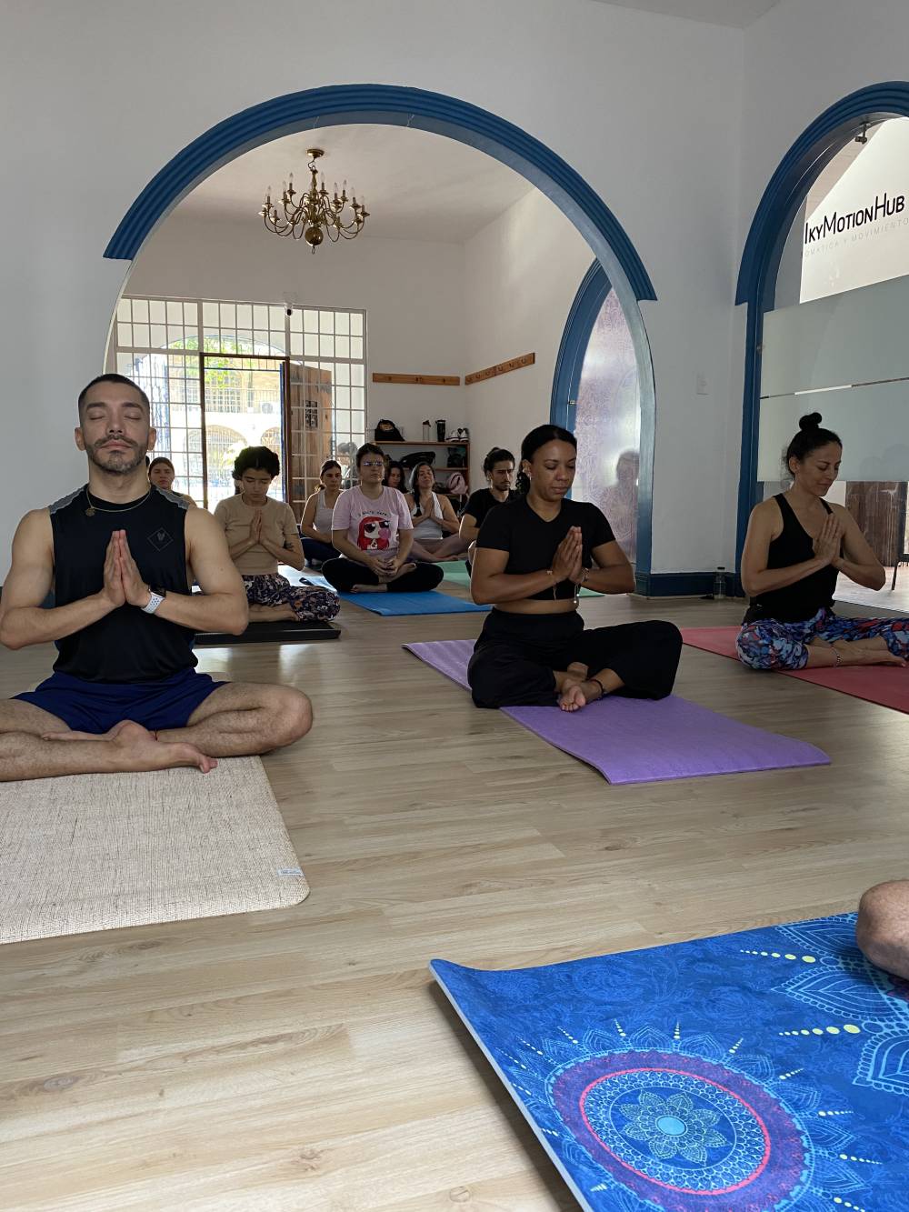 Clase de yoga en grupo · IKY Motion Hub